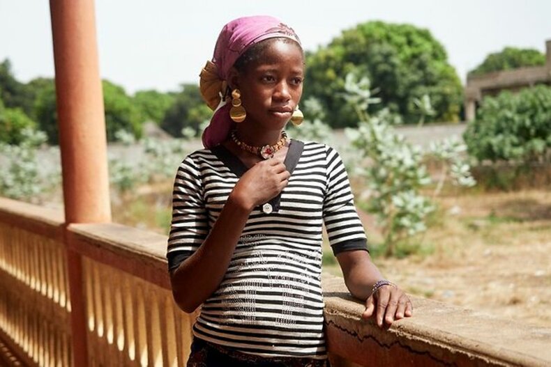 Guinea: Fanta Traore ist 15 Jahre alt und im vierten Monat schwanger | © UNICEF/UN0264209/Brembati