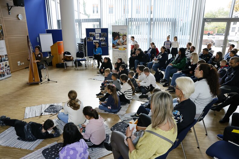 Harfenistin Letizia D‘Amico stellt die Harfe für die Offenbacher Diesterweg-Familien und Ann-Kathrin Linsenhoff, die den Tag mit begleitete, im Akademietag am 11. November 2023 vor. | © DWS - Bürgerstiftung Offenbach Harfenistin Letizia D‘Amico stellt die Harfe für die Offenbacher Diesterweg-Familien und Ann-Kathrin Linsenhoff, die den Tag mit begleitete, im Akademietag am 11. November 2023 vor. | © DWS - Bürgerstiftung Offenbach