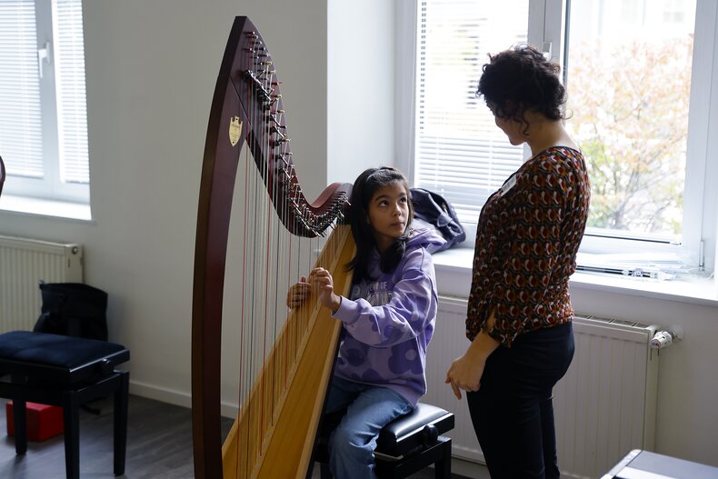 Stipendiatin Alina Vranjesevic an der Harfe – selber machen ist der Schlüssel. | © DWS - Bürgerstiftung Offenbach